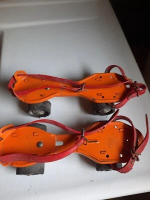 anciens patins à roulettes - Photo 1/4