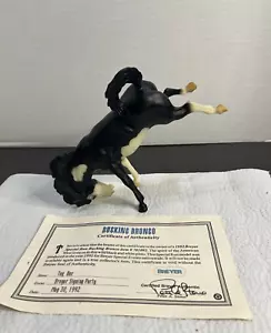 Breyer Overo Bucking Bronco firmato Peter Stone 1992 # 701092 con certificato di autenticità - Foto 1 di 11