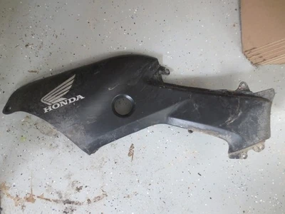 Honda Foreman 500 FE 2009 usado OEM lado izquierdo panel de cubierta de tanque de plástico negro Foto 1 de 4