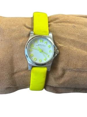 Reloj Marc by Marc Jacobs Henry Dinky Mujer Difícil de Encontrar Amarillo con Cuero Tono Plateado Foto 1 de 4