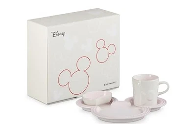 Juego de vajilla Le Creuset Disney Mickey Mouse en carcasa rosa horno microondas y Foto 1 de 4