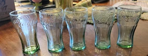 FÜNF (5) Coca Cola Coke Marke 4,5 Zoll kleiner Saft Echtglas 6 Unzen VINTAGE - Bild 1 von 12