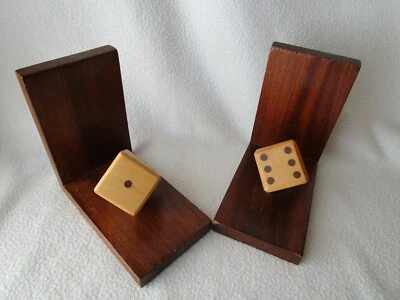 2 ältere Buchstützen aus Holz schönes Design Winkel Buchstütze Buchhalter Würfel - Bild 1 von 4