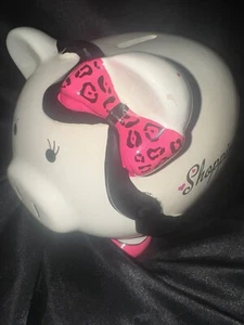 Süße Einkaufskasse Münzbank weißes Schwein gekleidet mit Bändern Schleife und High Heels - Bild 1 von 7