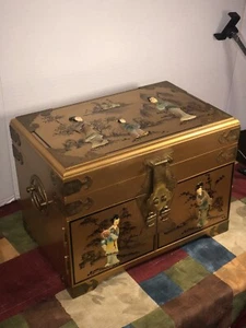 VTG Japanese Lacquer Inlaid Jewelry Box Geisha Figures Green Lined 14lbs Wooden - Picture 1 of 24