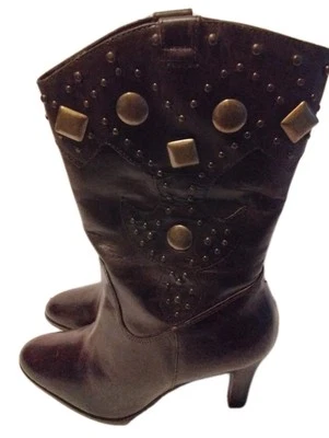 Botas de Cuero Matisse Marrón Tacones Largo Medio Tachonado Cremallera Lateral 7.5 M Brasil  Foto 1 de 4