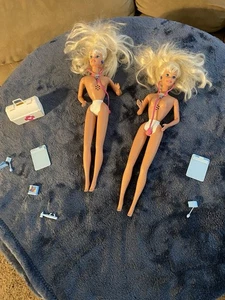 2 bambole Barbie 1966 entrambe con teste e accessori 1975  - Foto 1 di 24