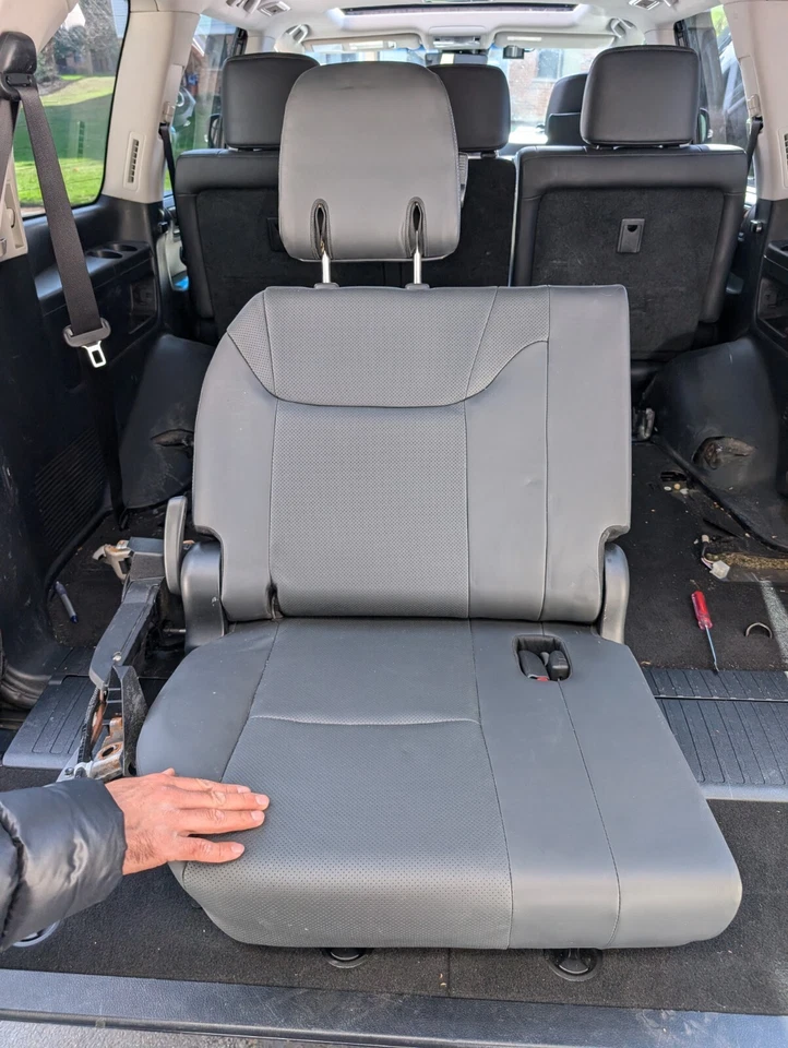 Lexus LX 570 2016-2019 tercera fila de asientos Foto 1 de 4