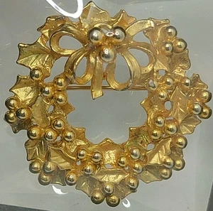 Broche broche corona de Navidad tono dorado vintage cinta bayas de acebo prendedor joyería  - Imagen 1 de 5