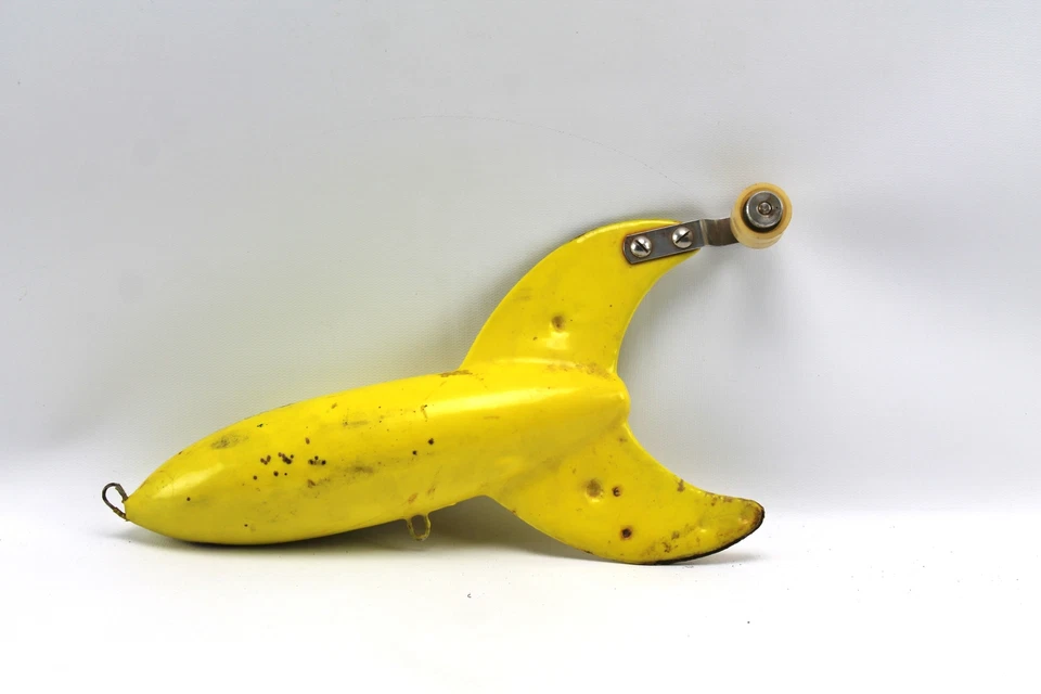 Peso amarillo antiguo de buzo de pesca recubierto de vinilo de aspecto de la era espacial (o algo así) Foto 1 de 2