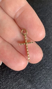 Vintage 9 carat gold diamond cut cross fully hallmarked Beautifully Classic - Picture 1 of 4
