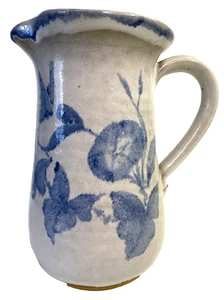 Brocca ceramica artistica colibrì/farfalla artista firmata blu 8,5" fattoria - Foto 1 di 13