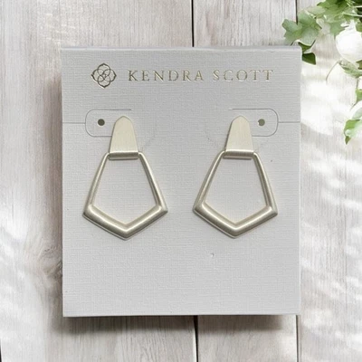 ¡NUEVO CON ETIQUETAS! Pendientes Kendra Scott Paxton en tono plata brillante (precio de venta sugerido por el fabricante 65 USD) Foto 1 de 4