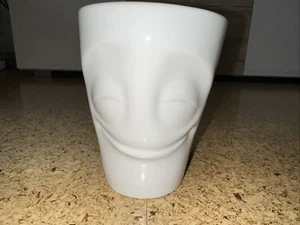 Fiftyeight Henkelbecher/Tasse mit Gesicht "Vergnügt" - Neu - Bild 1 von 4