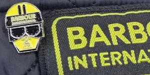 EDITION RARE BARBOUR INTERNATIONAL Vintage Racer Goggles Jacket Pin Badge UK GB - Picture 1 of 24
