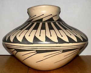 DORA QUEZADA MEXICAN POTTERY Jar - MATA ORTIZ Signed - Picture 1 of 9