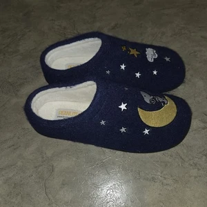 Snoopy, Peanuts Size 11 Slip On Slippers Moon And Stars EUC - Picture 1 of 6