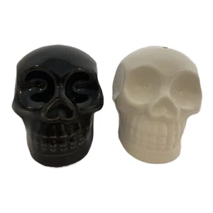 Juego de coctelera de sal y pimienta blanca y negra brillante calaveras Halloween nunca usada 2" - Imagen 1 de 6