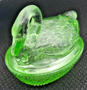 KEY LIME SWAN ART GLASS GLOWS PINK CANDY DISH DEPRESSION STYLE WOVEN NEST BASKET - Picture 1 of 15
