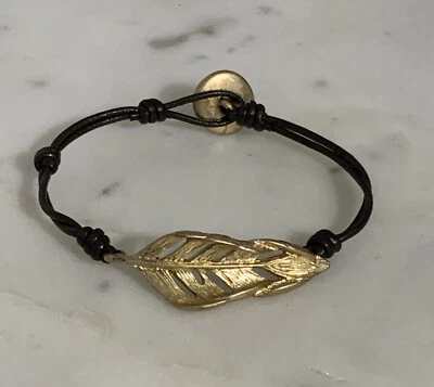 Pulsera CHLOE + ISABEL Hoja Pluma Tono Dorado Lazo Cuero Marrón Foto 1 de 4