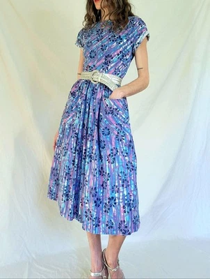 Vintage 1940s Day Dress with Pockets: Floral Cotton Midi, Novelty Print, Small - Image 1 of 4