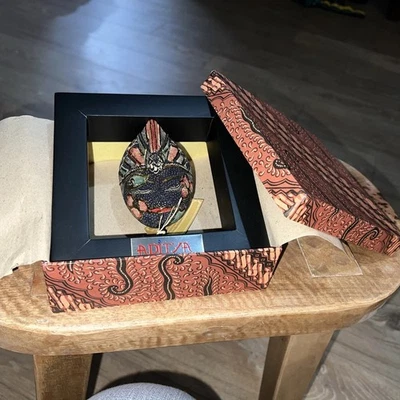 Máscara de madera decorativa de colección tallada y pintura para decoración de paredes Foto 1 de 4