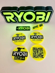LED Ryobi Logo Ladenschild Leuchtkasten + Schlüsselanhänger + Ryobi Pfeife, 4 Soda Dosendeckel - Bild 1 von 5