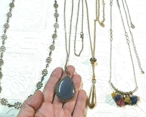 Collares de cadena tono dorado con colgantes. bisel piedra púrpura, dijes borla - Imagen 1 de 12