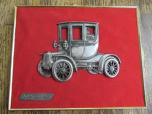 Vintage Rodex Spain 1904 Cadillac Metal Red Velvet Wall Plaque - Picture 1 of 5