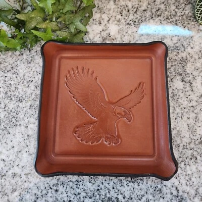Bandeja valet de cuero.  Cuero formado, águila en relieve, organizador, bandeja catchall Foto 1 de 4