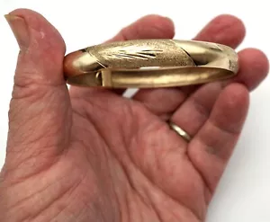 10K Gelbgold Verschluss Armreif Armband schönes Diamant geätztes Design 5,8 Gramm - Bild 1 von 16