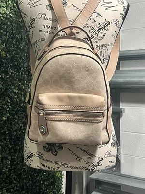 Mochila Coach Campus 23 Signature de lona recubierta pequeña bolsa tostada oxidada Foto 1 de 4