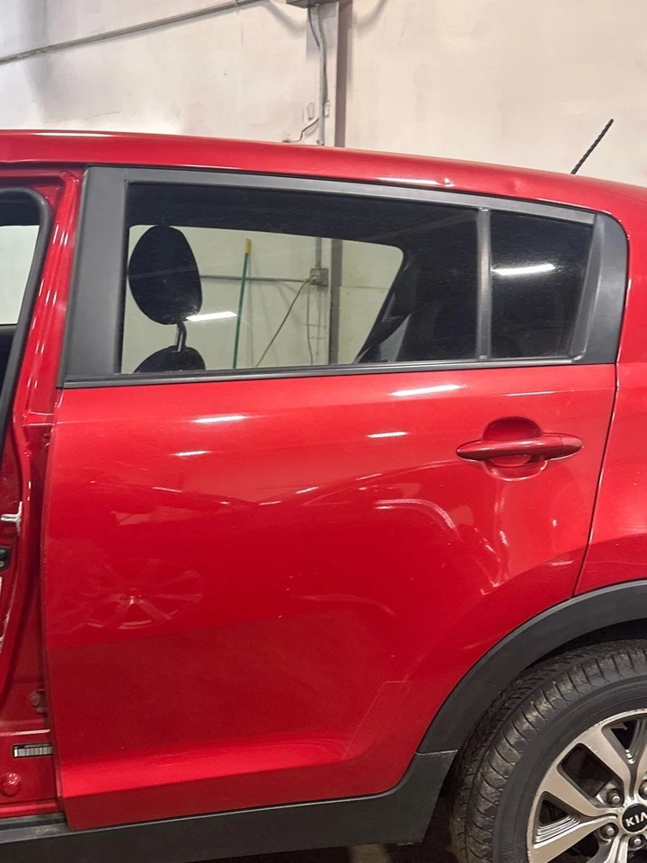 Used Rear Left Door Assembly Rear Side fits: 2014 Kia Sportage w/privacy tint gl Foto 1 de 4