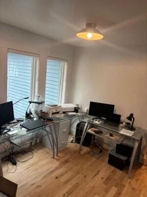 3 escritorios de oficina para computadora de vidrio y metal colección Realspace Vista Foto 1 de 4