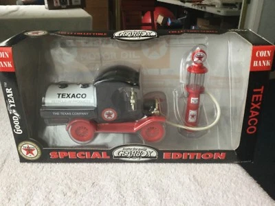 1999 Gearbox 1:24 TEXACO 1912 Ford Oil Tanker Metal Coin Bank & Gas Pump  - Image 1 of 4