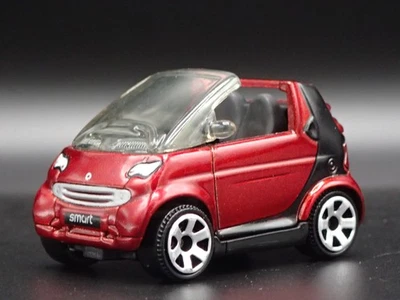 2000-2002 SMART CABRIO CONVERTIBLE BURGUNDY 1:64 SCALE DIORAMA DIECAST MODEL CAR - Image 1 of 4