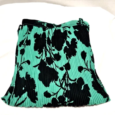 Elle Women’s Size L Mini Skirt Green & Black Floral Small Pleat Detail Pull-On - Image 1 of 4