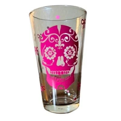 Copo de cerveja rosa quente feito à mão com arcos e bolinhas - Imagem 1 de 4