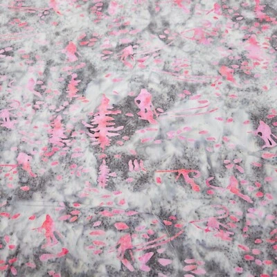 Elevation BTY Banyan Batiks Rosa Descenso Esquiadores Árboles en Gris Foto 1 de 4