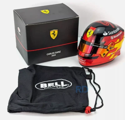 MODELLINO 2024 Carlos Sainz Mini Casco - Scala 1:2 - Casco Ferrari Bell F1 - Immagine 1 di 4