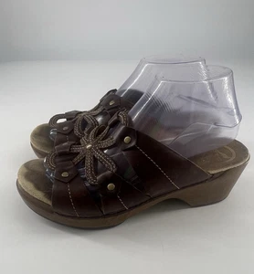 Sandalo Dansko Serena in pelle marrone con taglio floreale taglia EU 39 scarpe donna - Foto 1 di 10