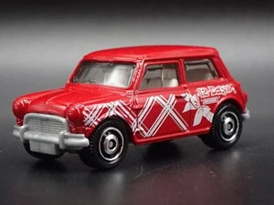 Diorama De Modelo A Escala 1/64 De AUSTIN MINI COOPER Rojo Navidad 1959-1967 - Imagen 1 de 7