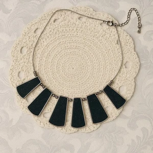 🖤 Modern Statement Fan Necklace – Black Glitter Resin Panels, Silver-Tone - Bild 1 von 9