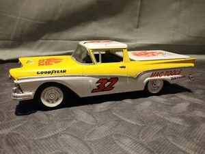 1/24 LIBERTY CLASSICS MAC TOOLS LIMITED E. 1957 FORD RANCHERO BANK #32 YELLOW - Picture 1 of 5