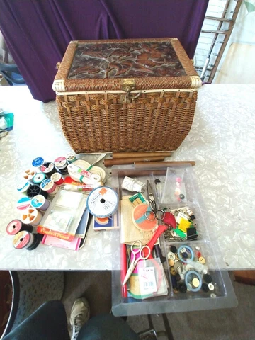 ANTIQUE SINGER SEWING BASKET WITH LEGS OR WITHOUT WOOD CARVED TOP JAPAN + STUFF Cover