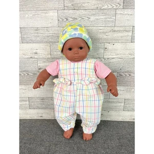 Pleasant Company Bitty Baby Afroamerikanisches Mädchen Baby im bunten Outfit 15,5 Zoll - Bild 1 von 11