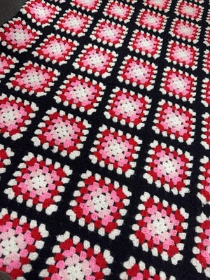 Ganchillo Vintage, Roseanne, Abuela, Cuadrados, Rojo, Rosa Blanco Negro 39x62 Foto 1 de 4