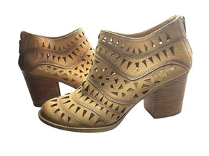 $140 Sofft Westwood Ankle Boots Bootie 10 M Brown Laser Cut Cushioned Block Heel - Picture 1 of 7