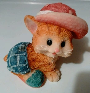 Statua statuina gatto giallo con cappello rosa, pantaloni blu e pantofola adorabile 3,5” x 4” - Foto 1 di 5