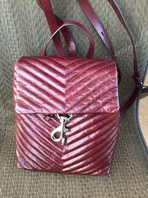 Bolso Mochila Acolchado Rebecca Minkoff Edie Solapa Cuero Borgoña Foto 1 de 4